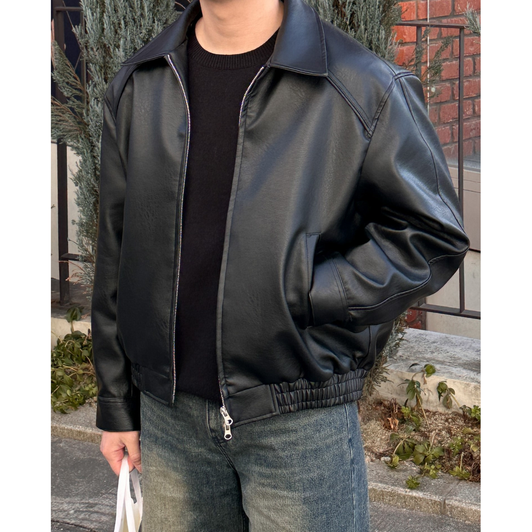 Dettaglio giacca bomber uomo con collo a punta e zip. Stile casual raffinato, disponibile in nero e marrone.