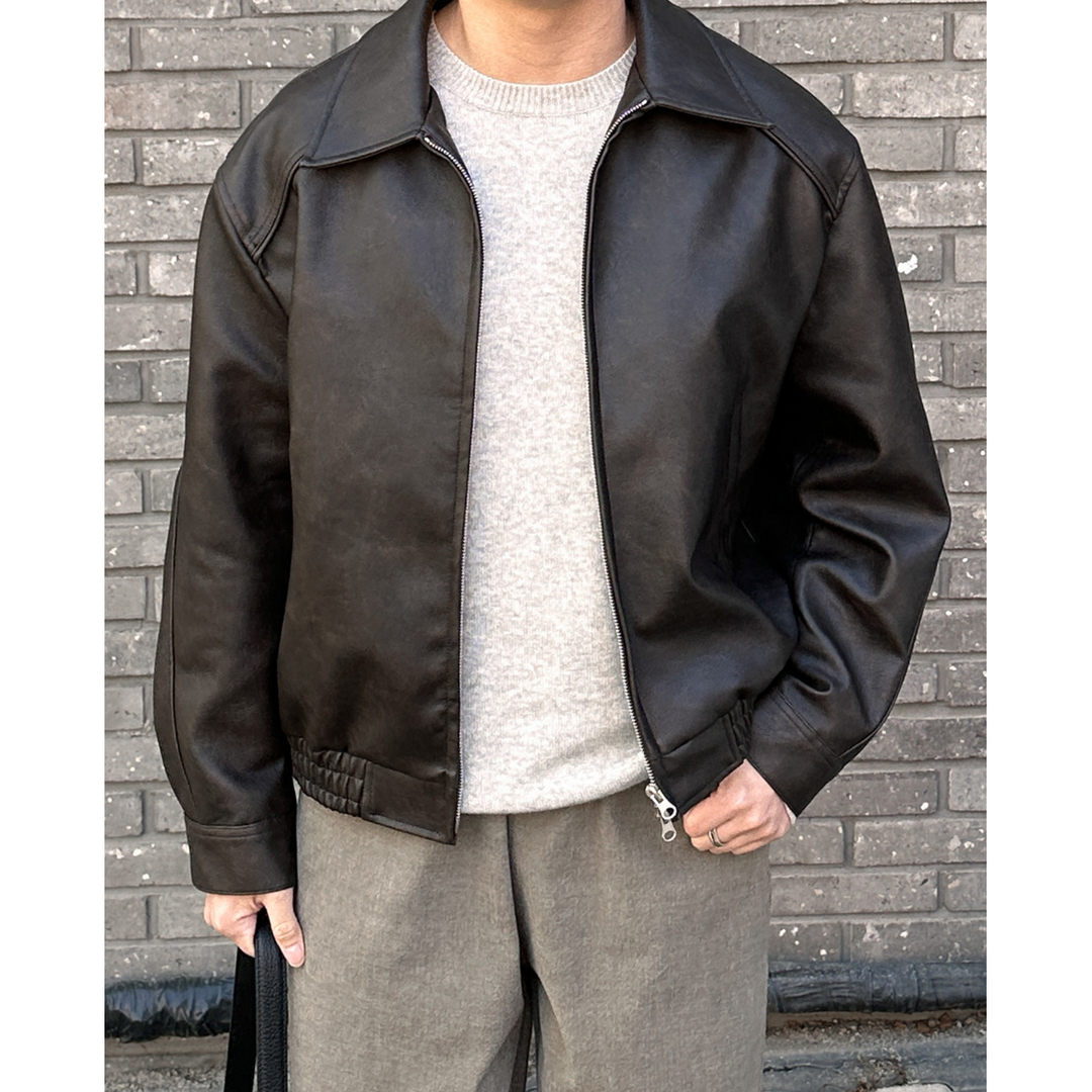 Giacca bomber da uomo nera con collo a punta e zip. Outerwear di tendenza, ideale per look casual e moderno.