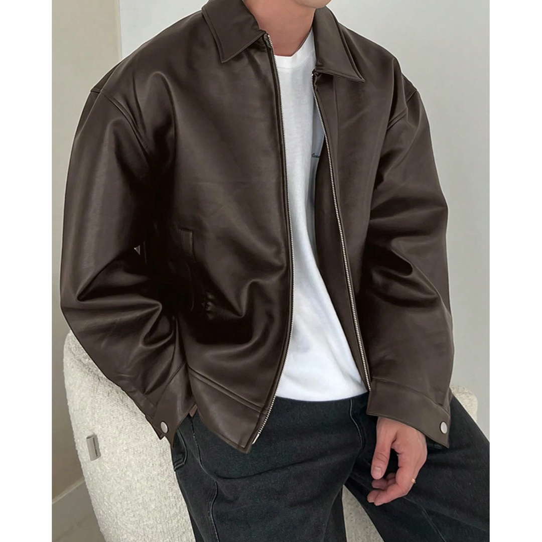 Moda maschile: giacca uomo con cerniera, stile minimalista e colletto a punta. Capo essenziale e comodo.