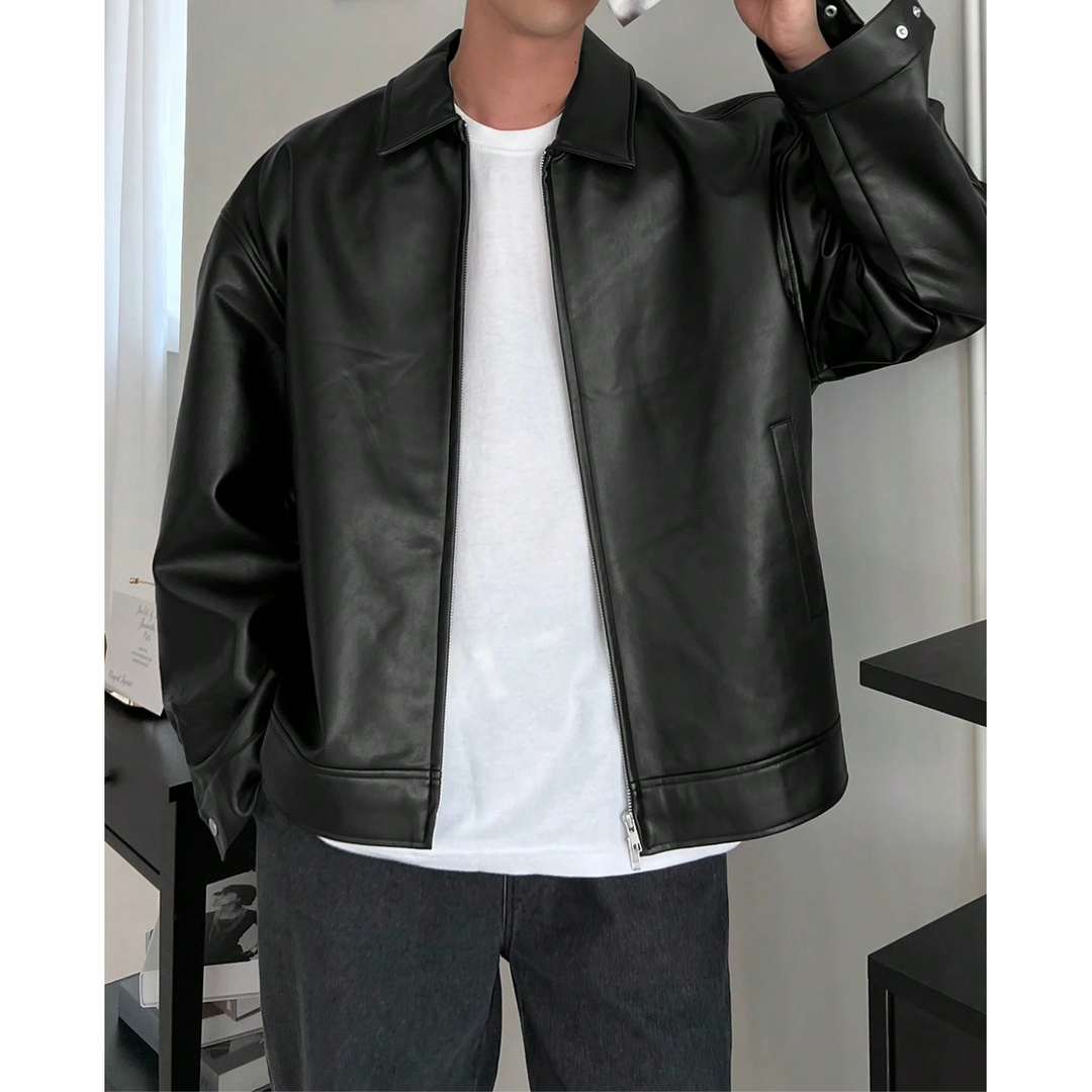 Giacca uomo versatile per un look casual o elegante. Chiusura cerniera e colletto a punta distintivo.