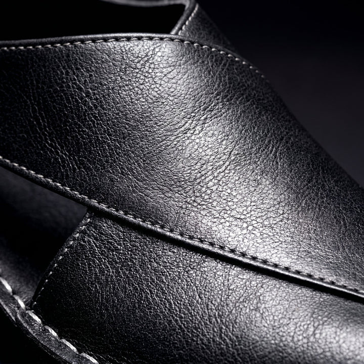 Versatili sandali da uomo, slip-on e confortevoli, ideali per un look estivo casual e pratico.