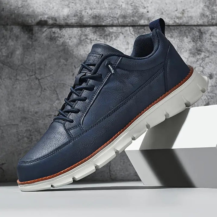 Sneakers casual uomo con allacciatura, perfette per il comfort quotidiano e uno stile versatile.