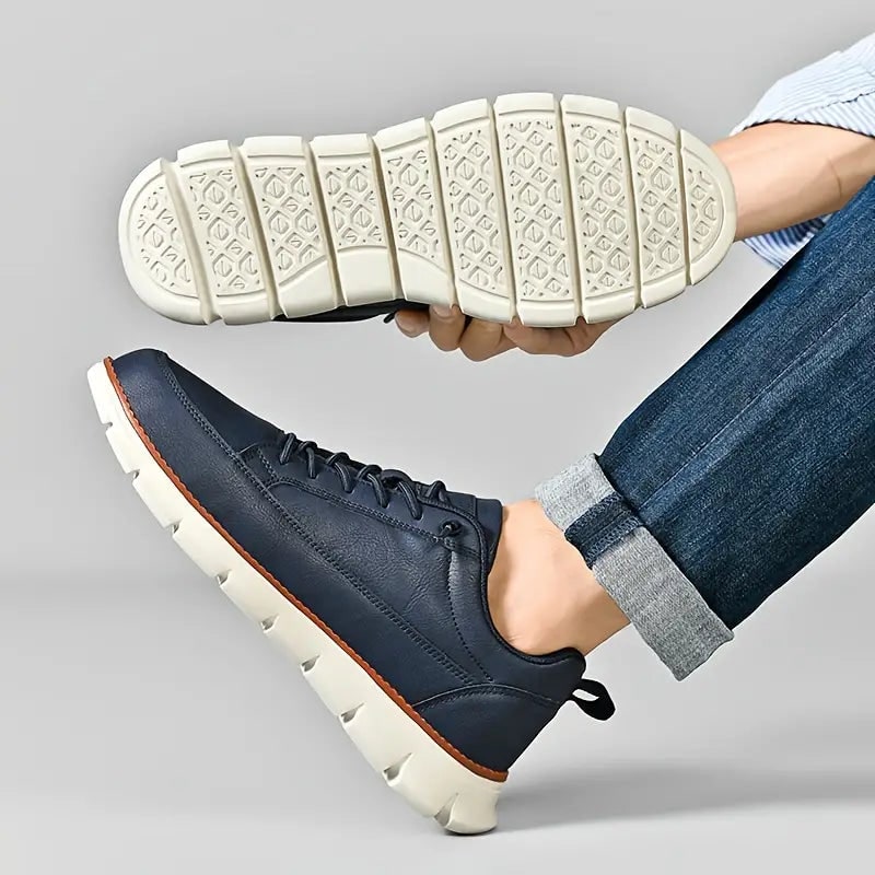 Sneakers uomo dal look casual-elegante, scarpe basse allacciate per comfort quotidiano e stile versatile.