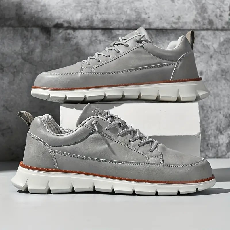 Eleganti sneakers uomo casual con allacciatura, ideali per comfort quotidiano e uno stile moda uomo senza tempo.