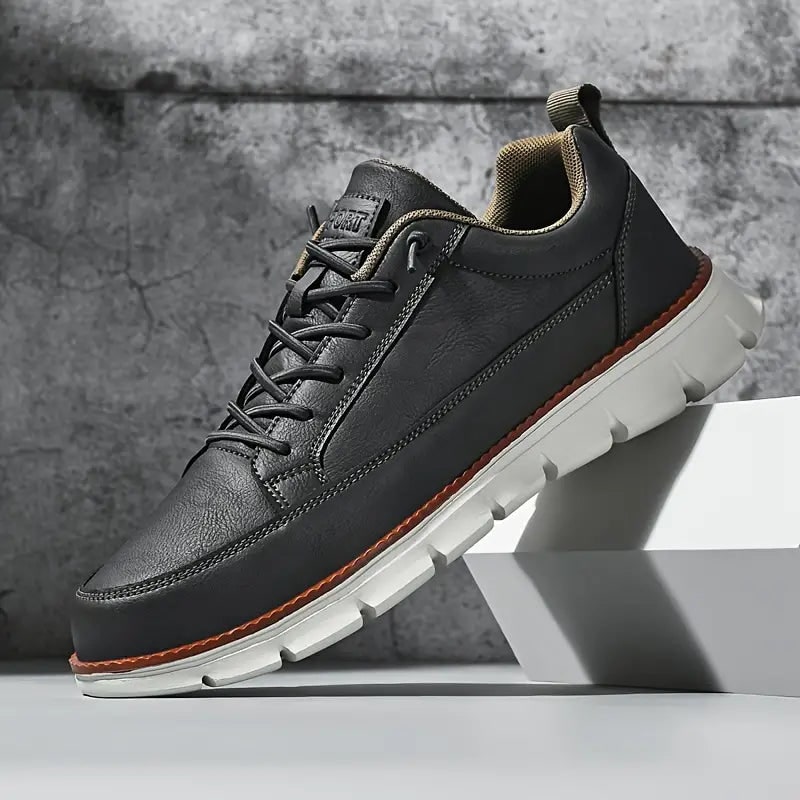 Sneakers uomo comode per il quotidiano, scarpe casual allacciate che offrono comfort e stile versatile.