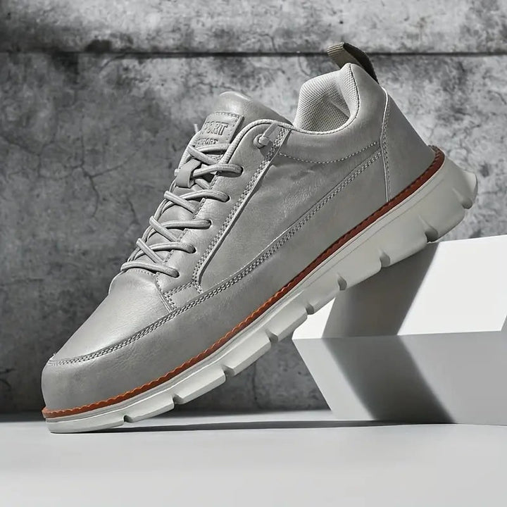 Sneakers uomo eleganti e casual, perfette con allacciatura per un look quotidiano e versatile.