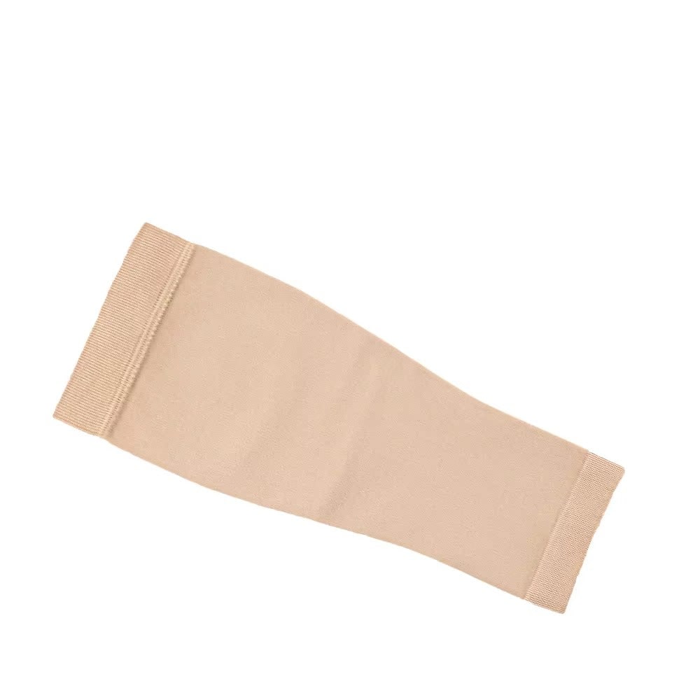 Manicotti compressione neri uomo, vista laterale. Supporto polpaccio per sport, fitness e benessere delle gambe.