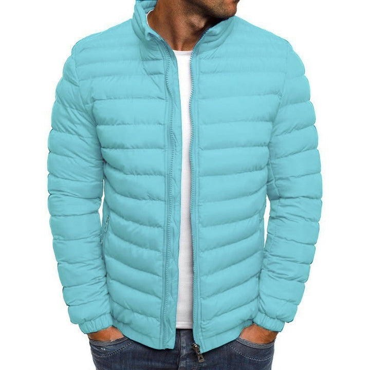 Giacca piumino leggera da uomo trapuntata, con collo alto, perfetta per abbigliamento casual e sportivo.