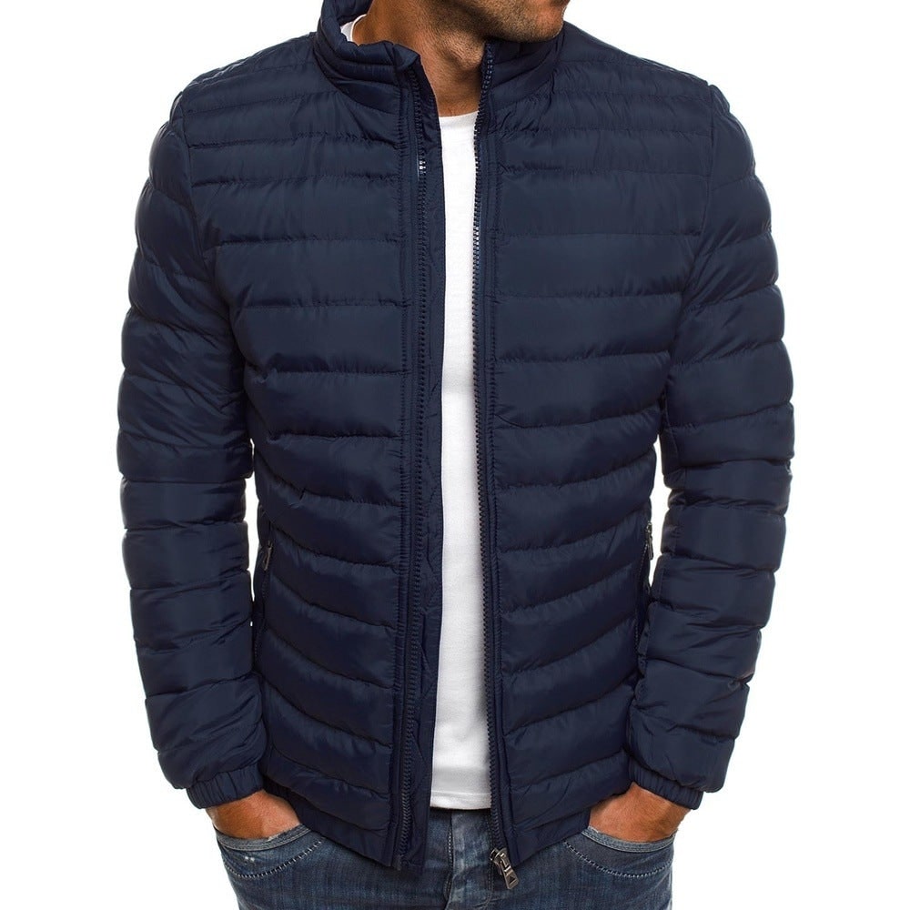 Piumino uomo ultra leggero e trapuntato, con collo alto per comfort, perfetto per moda maschile versatile.
