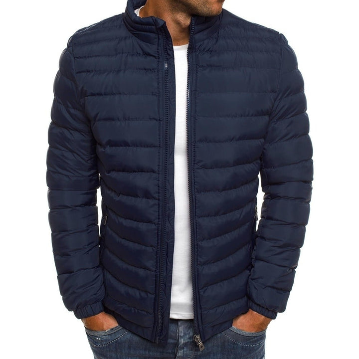Piumino uomo ultra leggero e trapuntato, con collo alto per comfort, perfetto per moda maschile versatile.