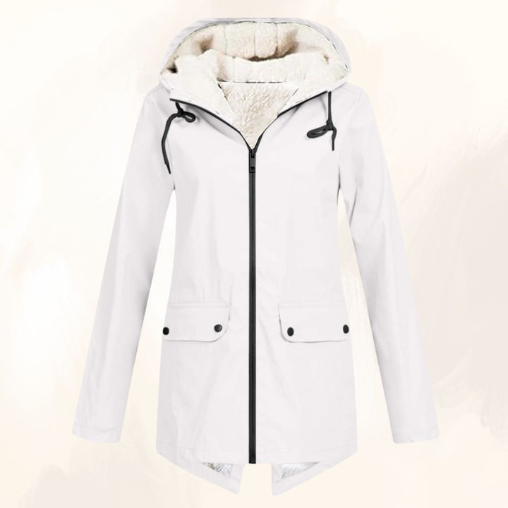 Giacca casual antipioggia uomo con cappuccio, versatile per uso quotidiano e look sportivo urbano.