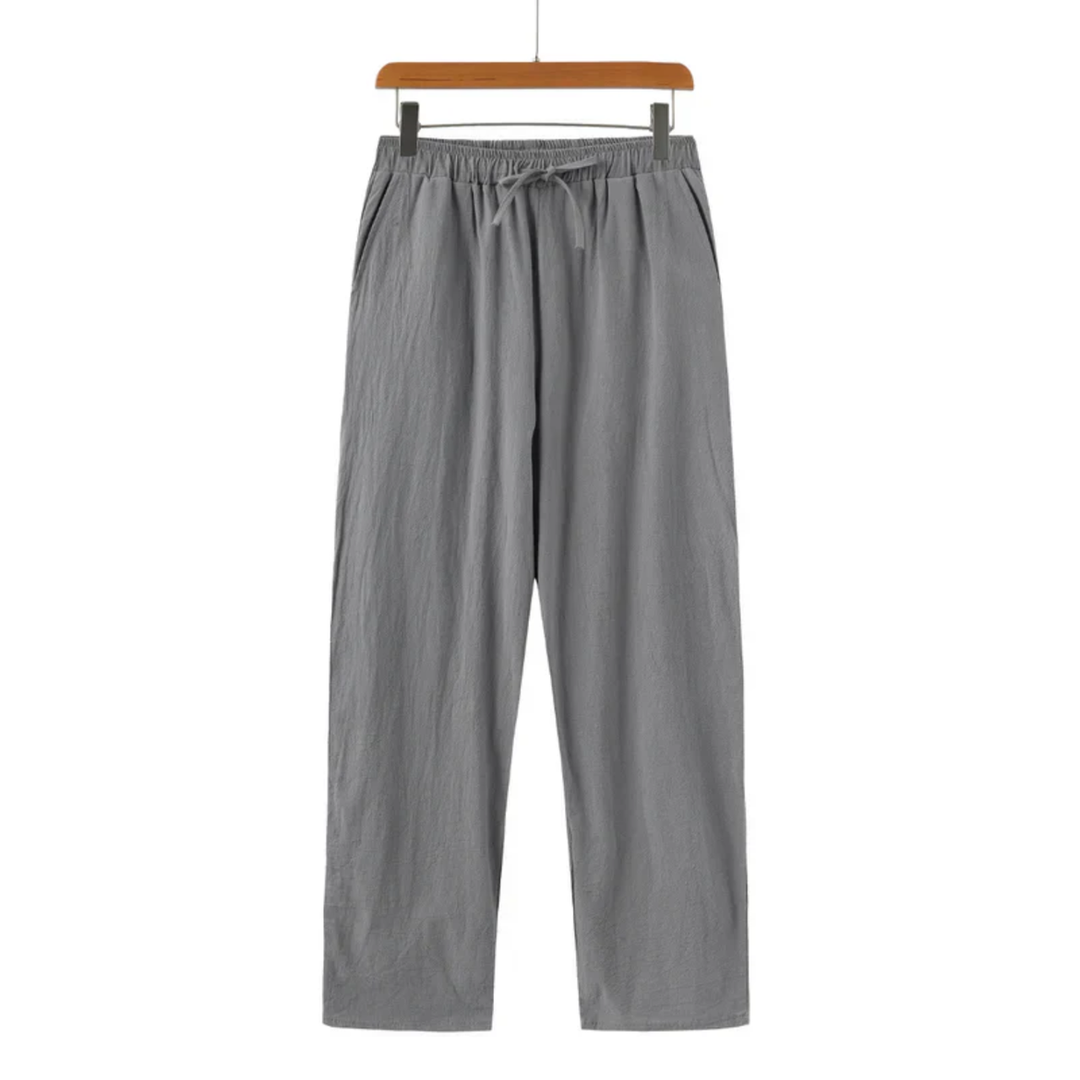 Pantaloni uomo leggeri per l'estate, vestibilità rilassata e gamba dritta, ideali per giornate calde.