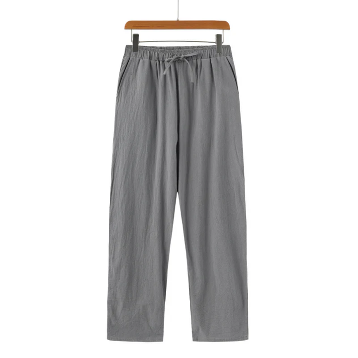 Pantaloni uomo leggeri per l'estate, vestibilità rilassata e gamba dritta, ideali per giornate calde.