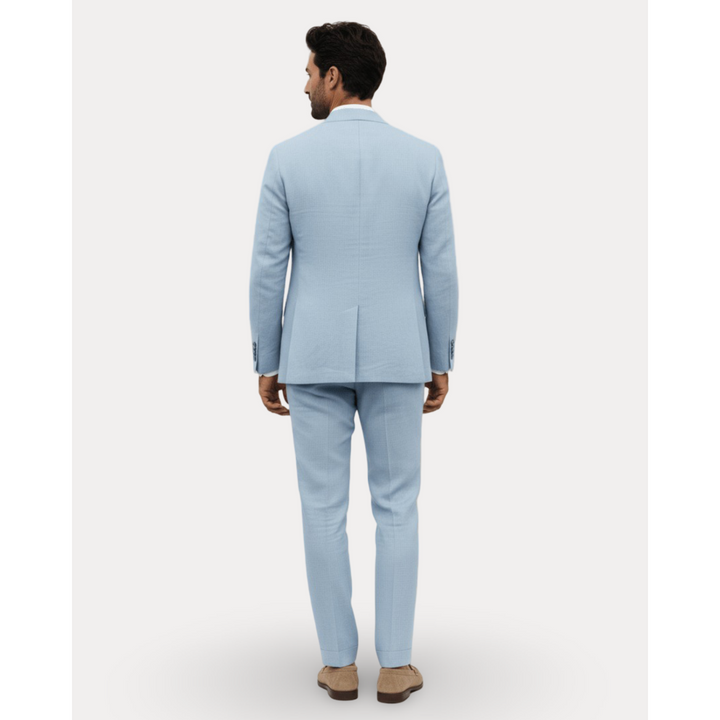 Abito uomo slim fit due bottoni con revers a tacca, ideale per l'eleganza maschile estiva e cerimonie.