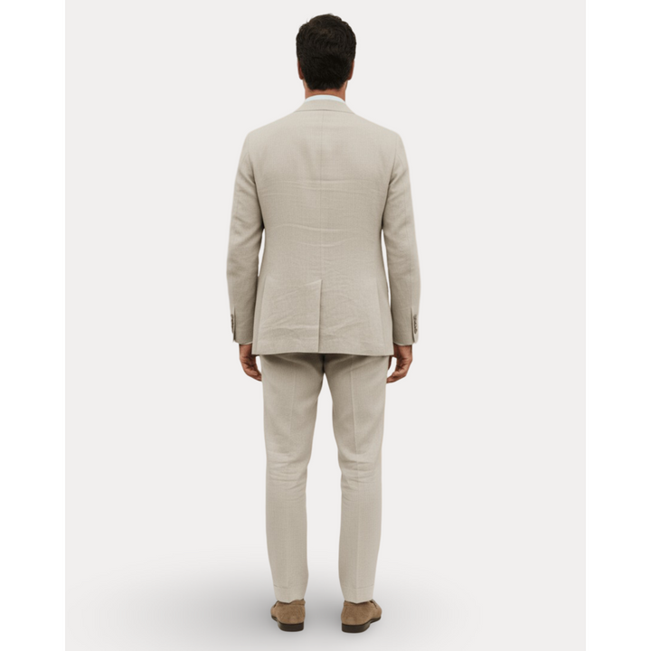 Dettaglio blazer uomo slim fit estivo: revers a tacca e tessuto leggero, esalta l'eleganza maschile.