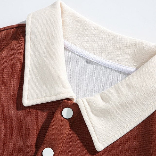 Felpa polo uomo, maniche lunghe. Dettaglio striscia sul petto. Stile versatile e vintage.