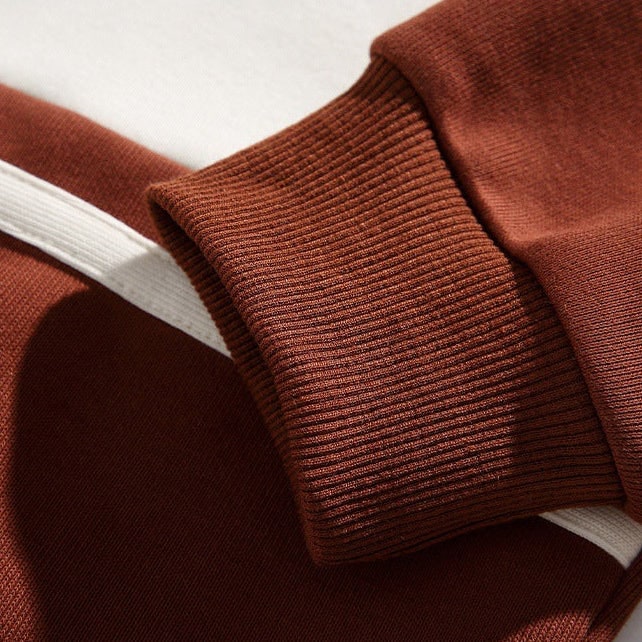 Felpa uomo, modello polo, maniche lunghe con striscia sul petto. Look casual e confortevole.