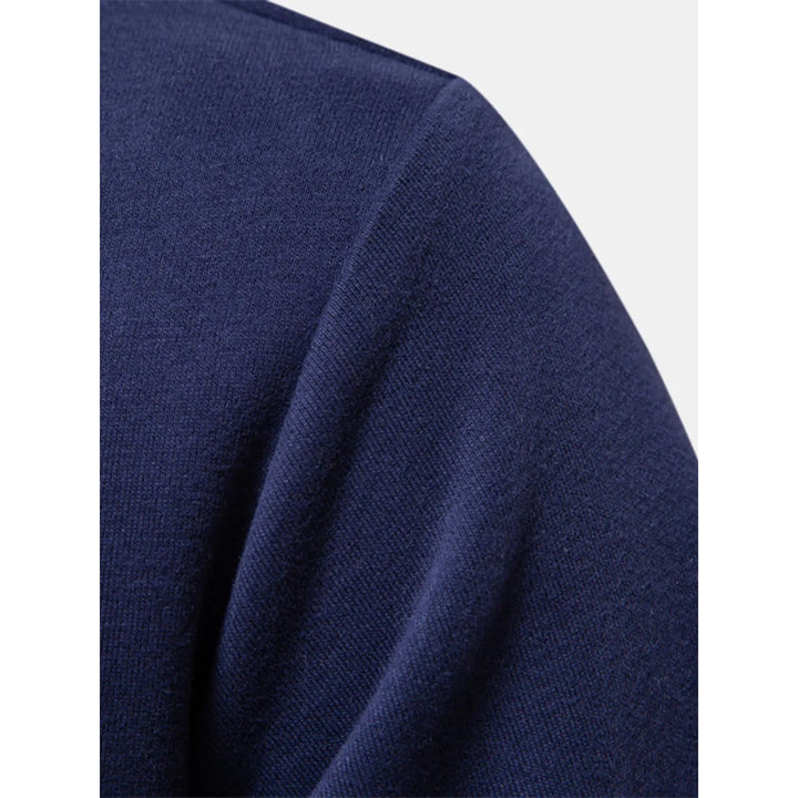 Abbigliamento maschile: felpa polo uomo con collo e abbottonatura a contrasto, stile smart-casual.