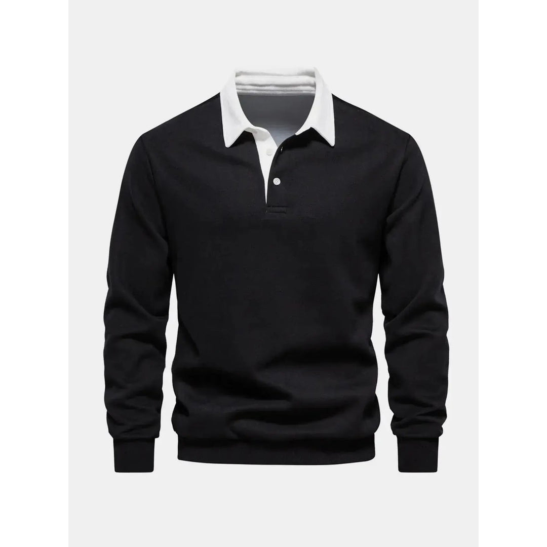 Dettaglio abbottonatura a contrasto su felpa polo uomo a manica lunga, stile e comfort garantiti.