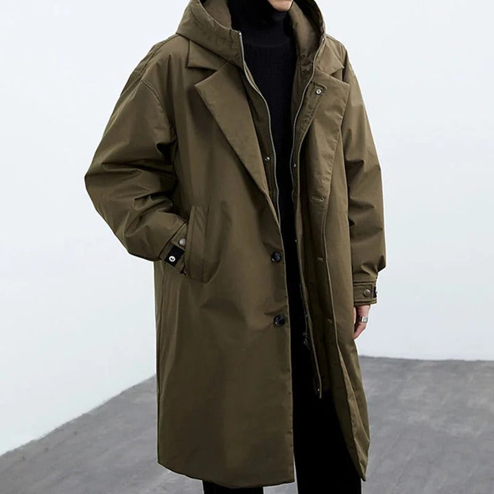 Trench lungo uomo elegante con cappuccio, caldo ed impermeabile. Perfetto per l'inverno e la moda maschile.