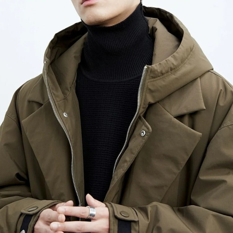 Trench uomo verde militare con cappuccio, stile casual ed elegante per l'abbigliamento invernale maschile.