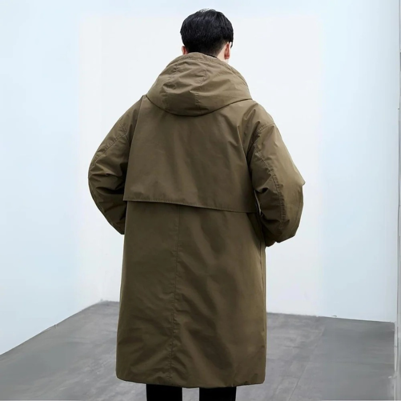 Trench nero lungo uomo con cappuccio, offre calore e protezione dal freddo. Ideale per outfit invernali.