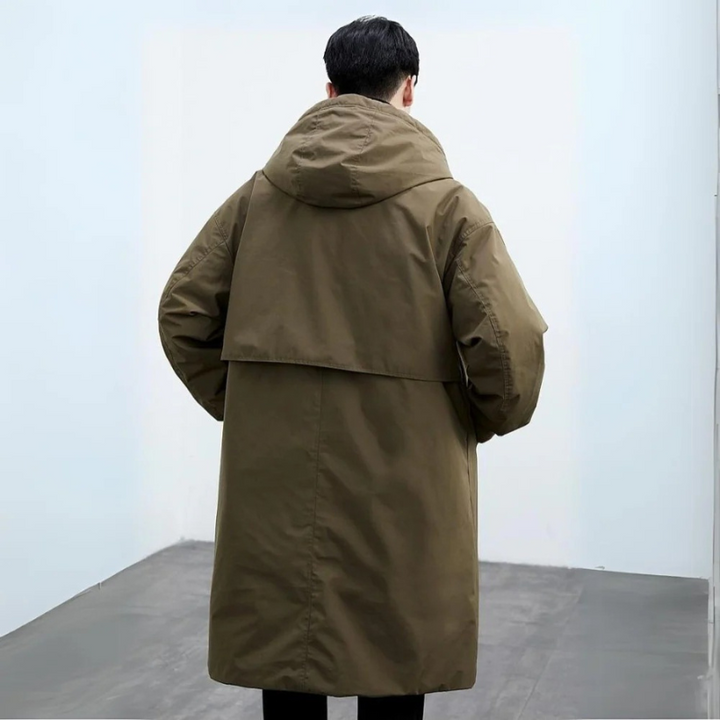 Trench nero lungo uomo con cappuccio, offre calore e protezione dal freddo. Ideale per outfit invernali.