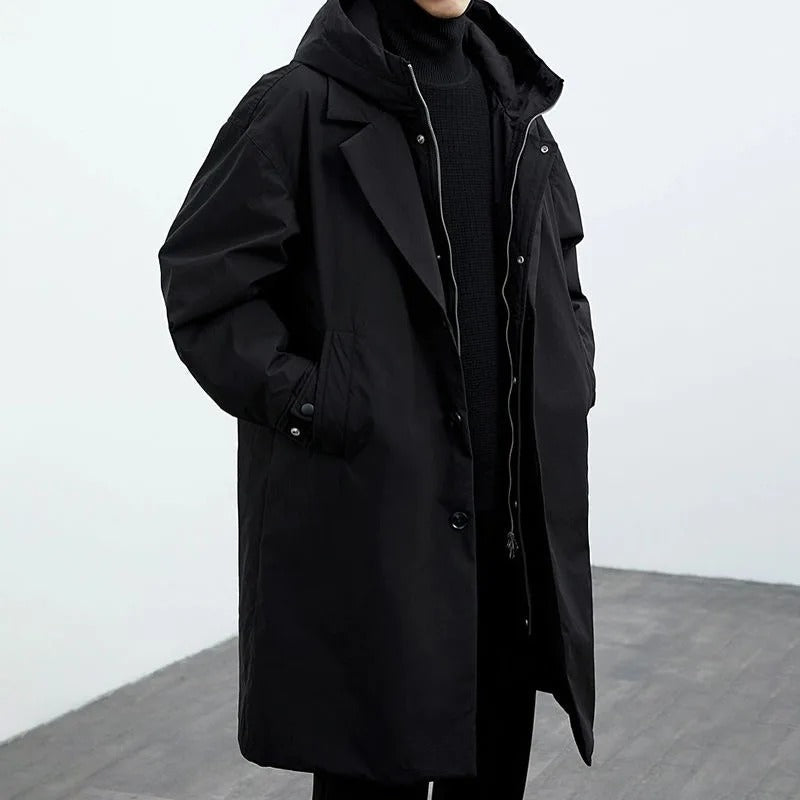 Trench uomo con cappuccio, disponibile anche in taglie forti. Caldo ed impermeabile per l'inverno.