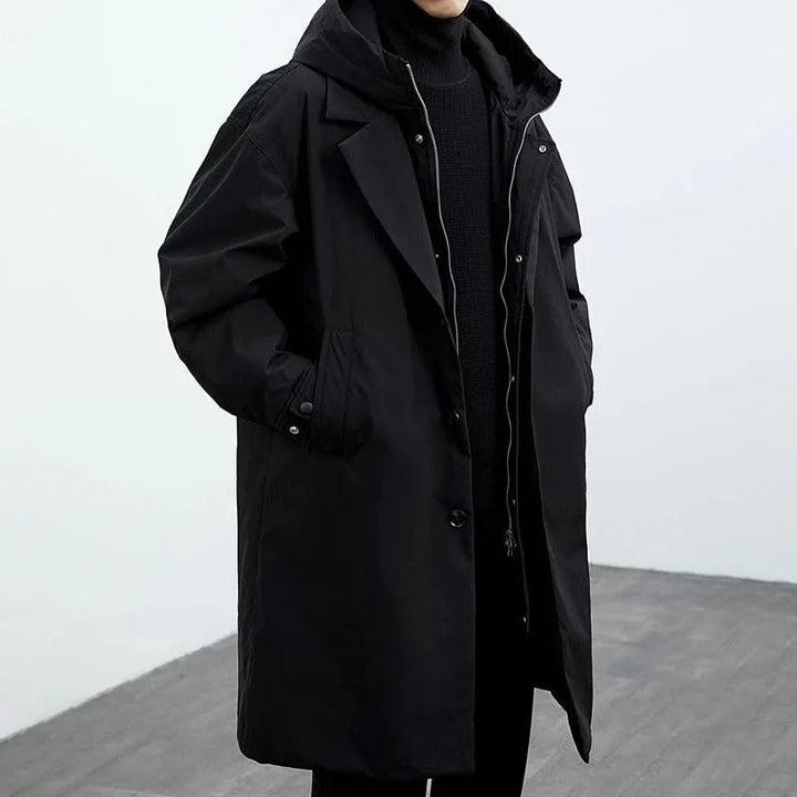 Trench uomo con cappuccio, disponibile anche in taglie forti. Caldo ed impermeabile per l'inverno.