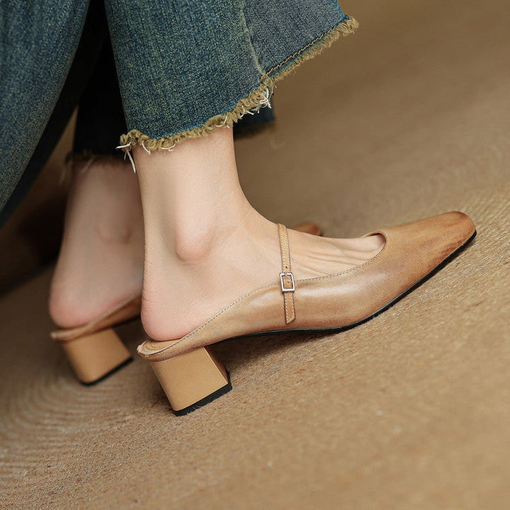 Eleganti mules Mary Jane per uomo, con tacco robusto e punta quadrata per comfort e stile.