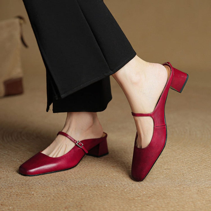 Calzature uomo slip-on Mary Jane con tacco spesso, ideali per look classici e formali.