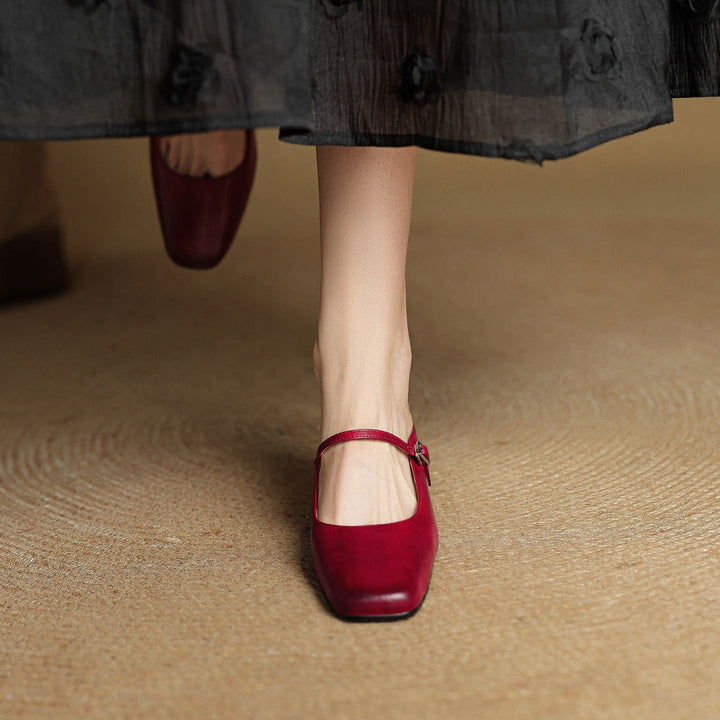 Mules eleganti uomo slip-on con fibbia argento, tacco robusto e design a punta quadrata.