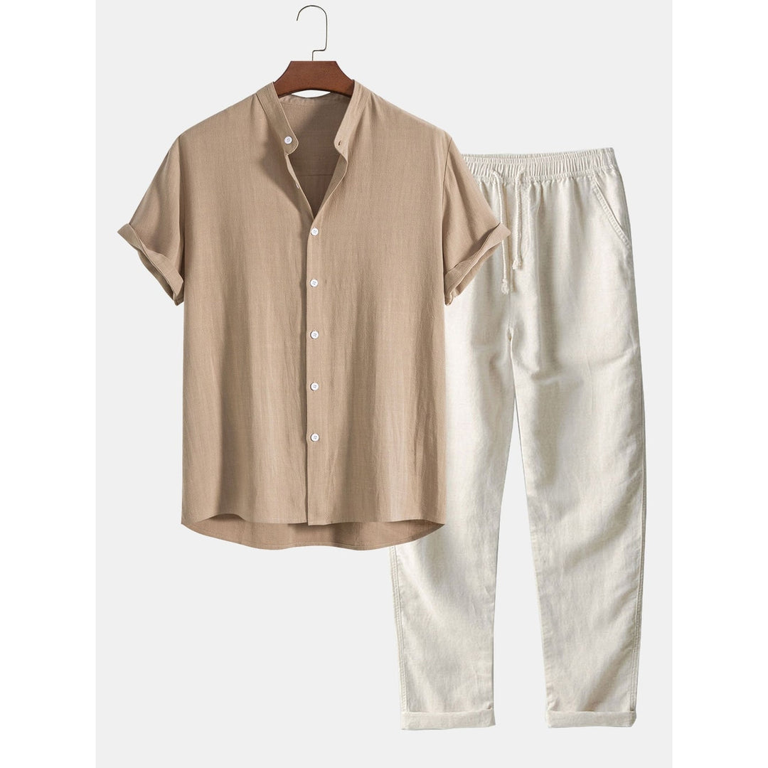 Completo uomo casual elegante estivo: camicia e pantaloni coordinati, perfetti per look vacanze o tempo libero.