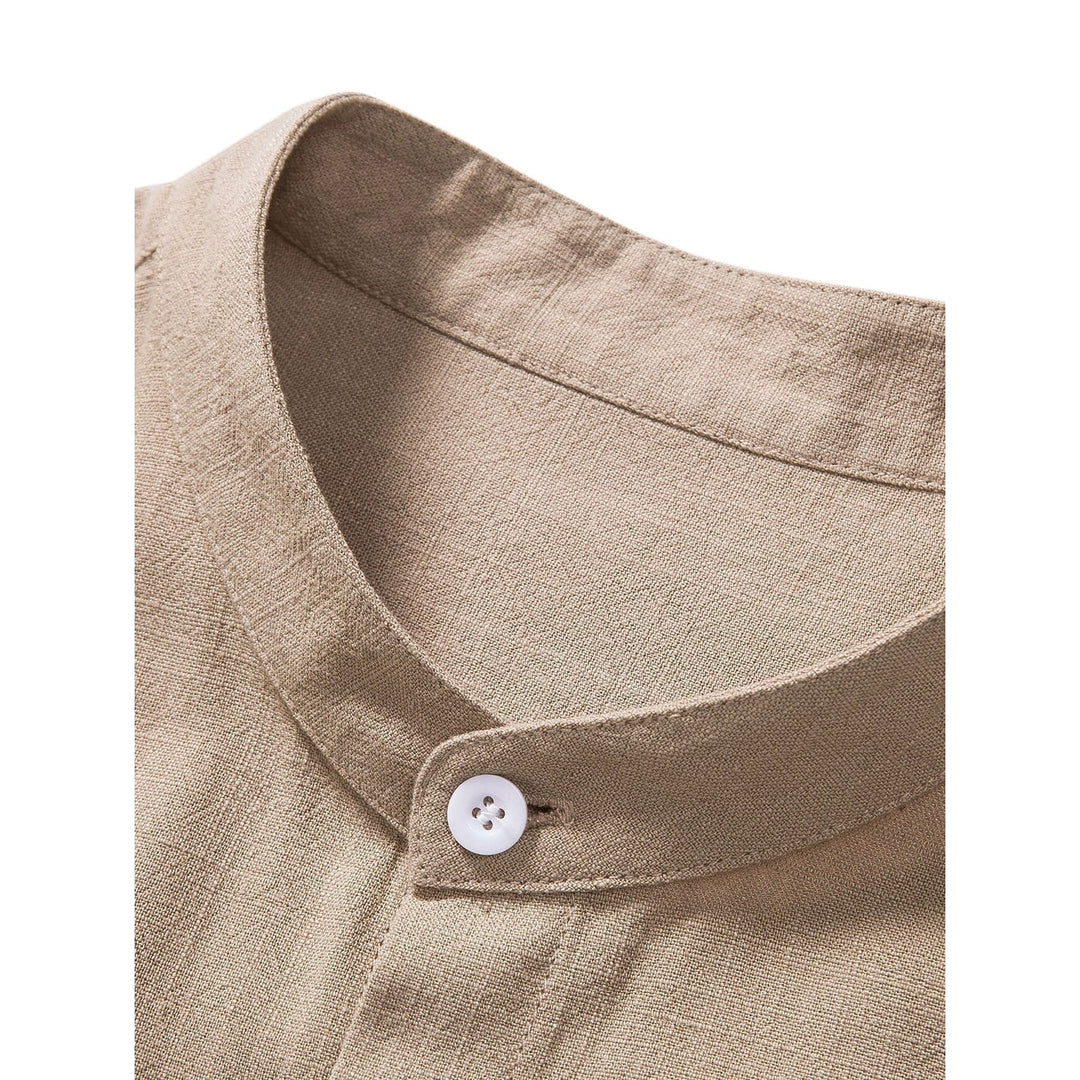 Elegante completo uomo casual: camicia e pantaloni estivi, perfetti per un outfit moderno e versatile.