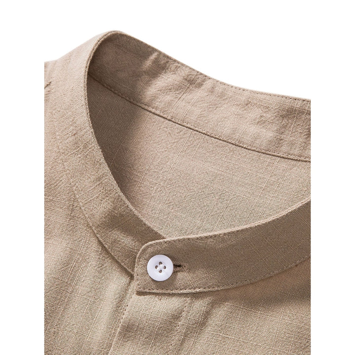 Elegante completo uomo casual: camicia e pantaloni estivi, perfetti per un outfit moderno e versatile.