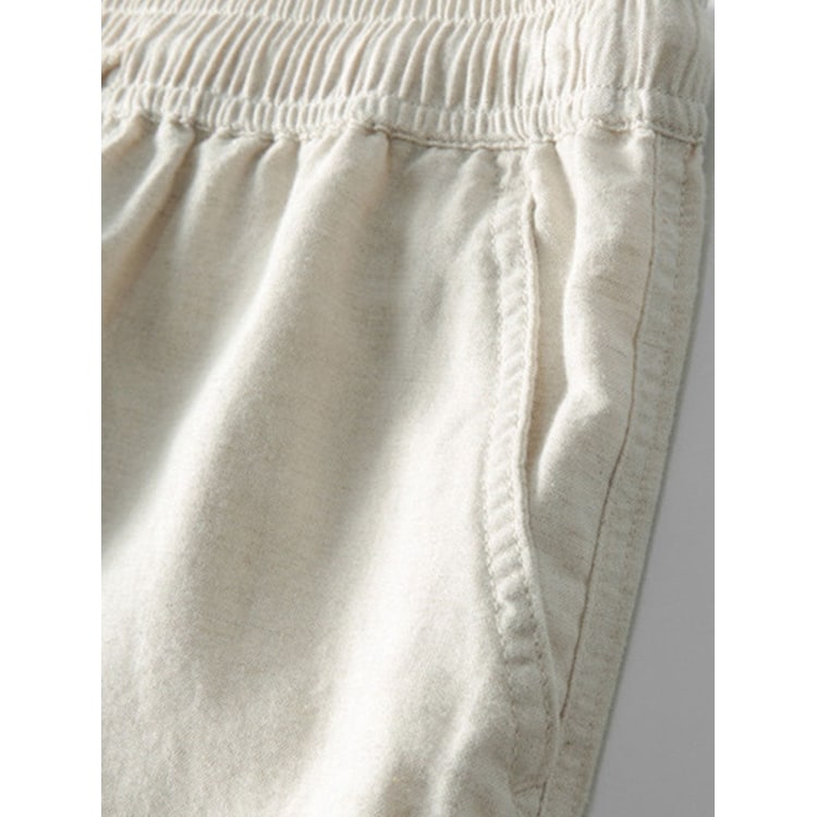 Completo da uomo casual-elegante, ideale per l'estate: camicia e pantaloni leggeri e confortevoli.