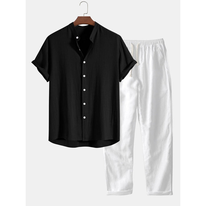 Set estivo uomo due pezzi: camicia a maniche corte e pantaloni leggeri, ideali per comfort e stile casual.