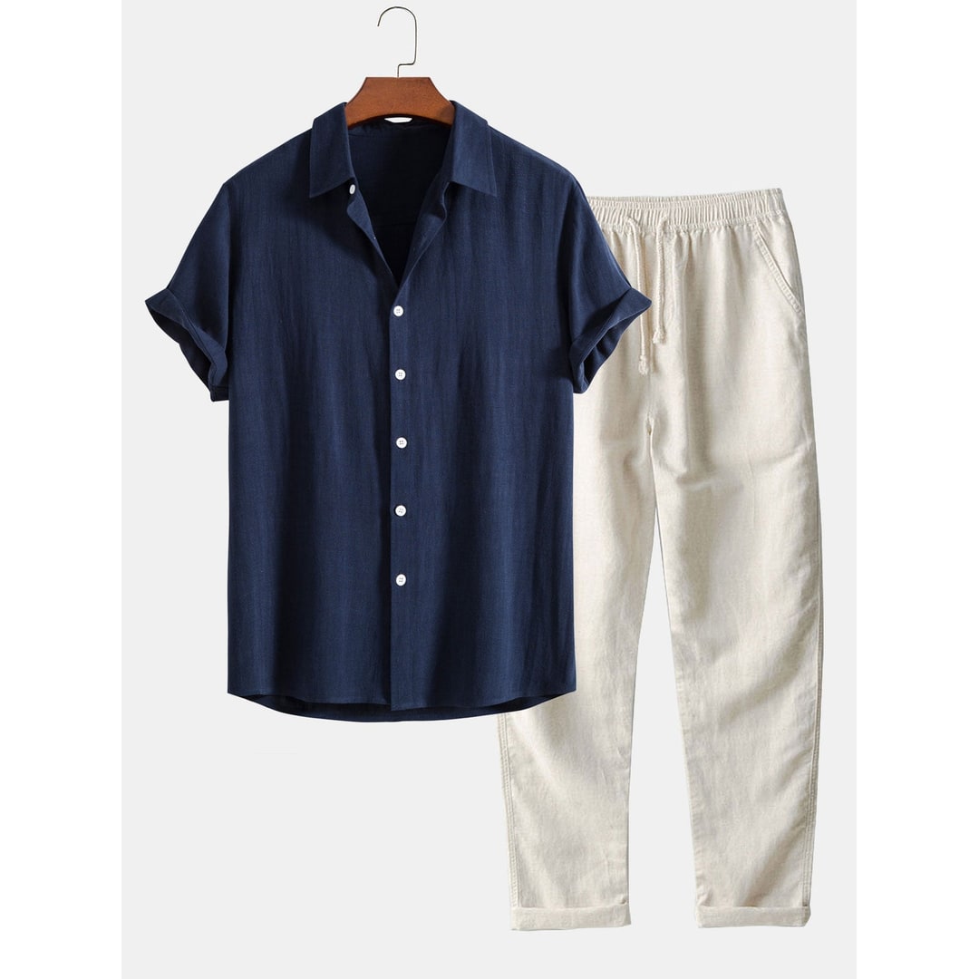 Abbigliamento uomo casual chic per l'estate: completo con camicia leggera e pantaloni eleganti.
