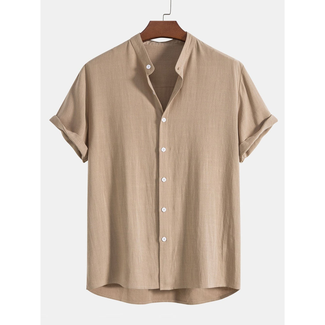 Look estivo uomo con completo due pezzi: camicia e pantaloni dal taglio casual, ideali per comfort e stile.