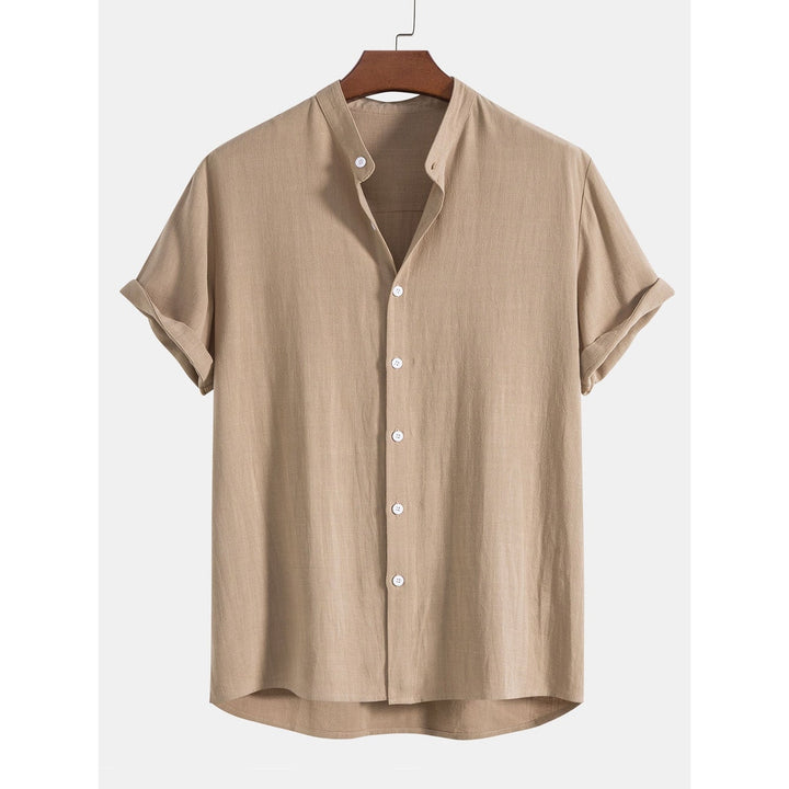 Look estivo uomo con completo due pezzi: camicia e pantaloni dal taglio casual, ideali per comfort e stile.