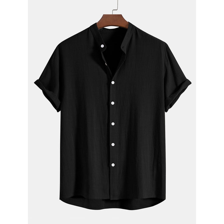 Completo casual uomo: camicia e pantaloni estivi leggeri, perfetti per un'eleganza rilassata.