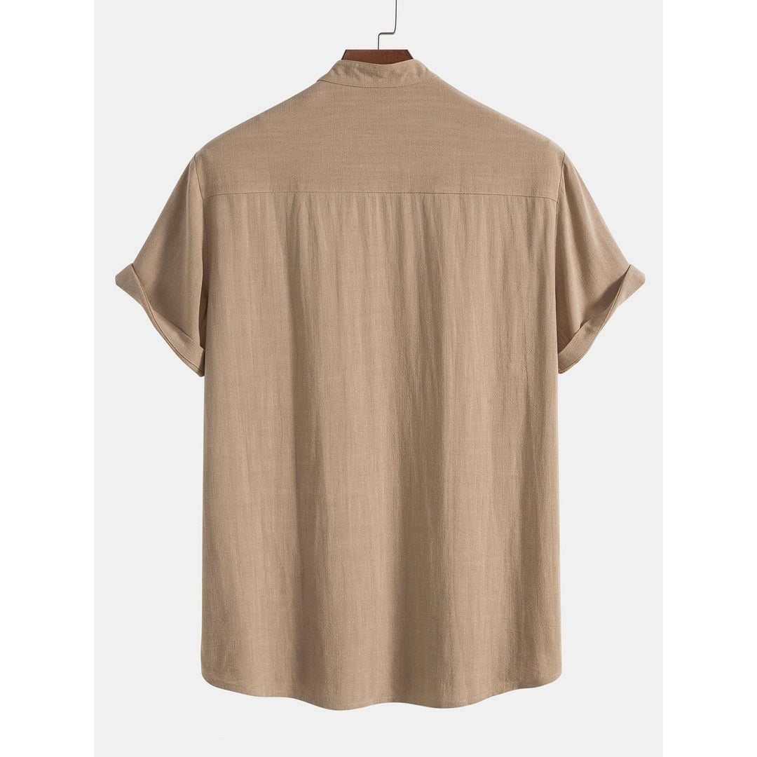 Set da uomo estivo: camicia e pantaloni coordinati per un look fresco e alla moda, ideale per ogni occasione.