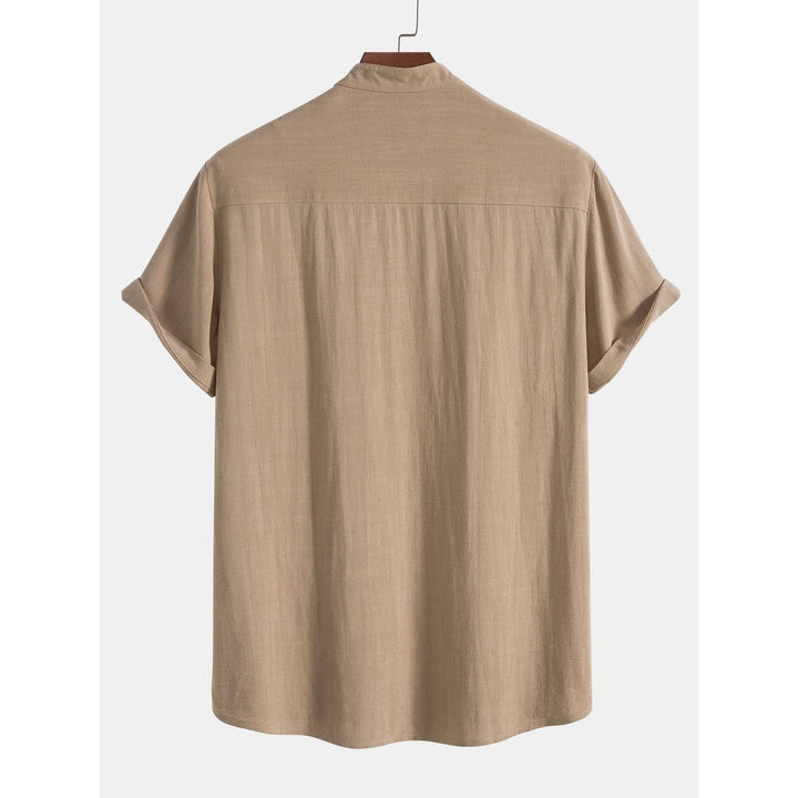 Set da uomo estivo: camicia e pantaloni coordinati per un look fresco e alla moda, ideale per ogni occasione.