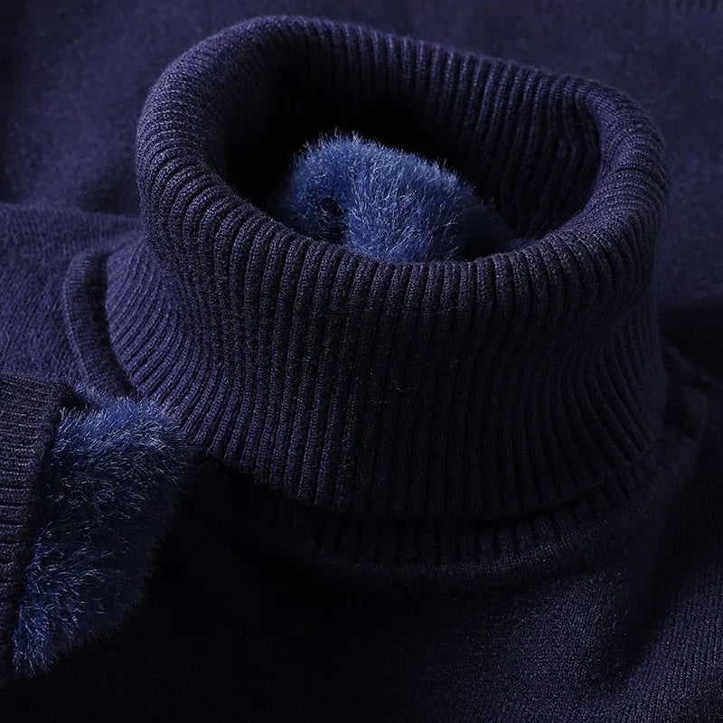 Maglione uomo dolcevita, vestibilità slim fit, con interno felpato. Caldo e confortevole.