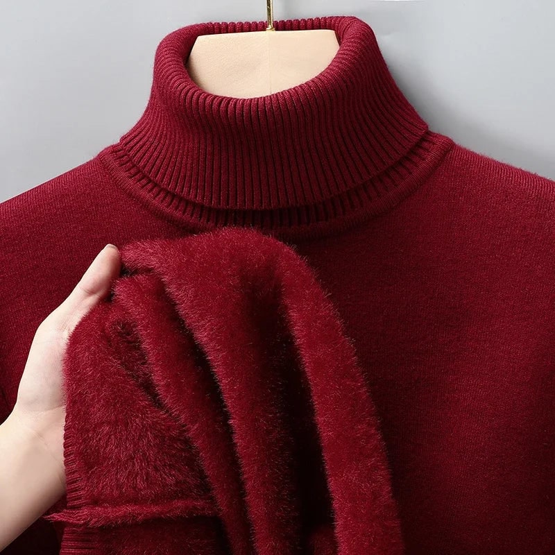 Maglione dolcevita uomo slim fit. Interno felpato, caldo e versatile per ogni outfit invernale.