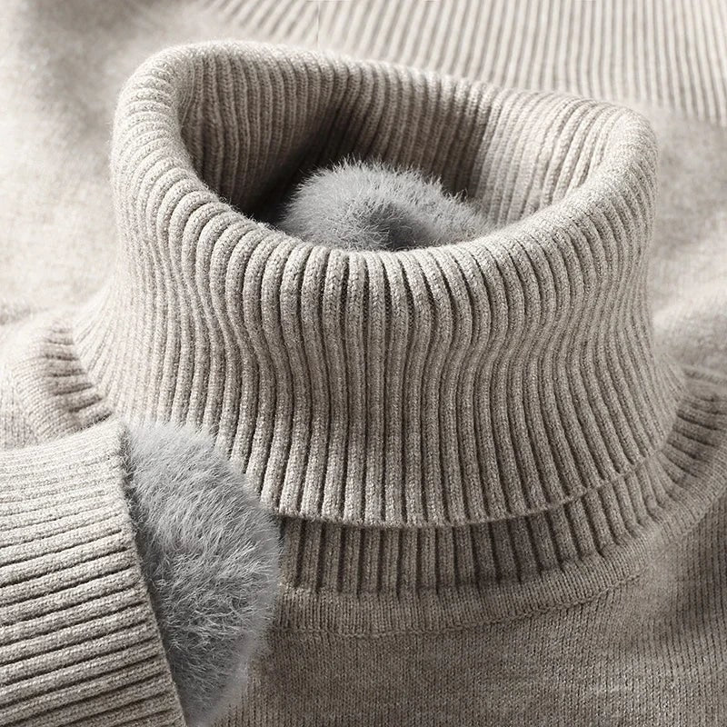Caldo maglione dolcevita uomo slim fit, interno felpato, per un comfort invernale alla moda.