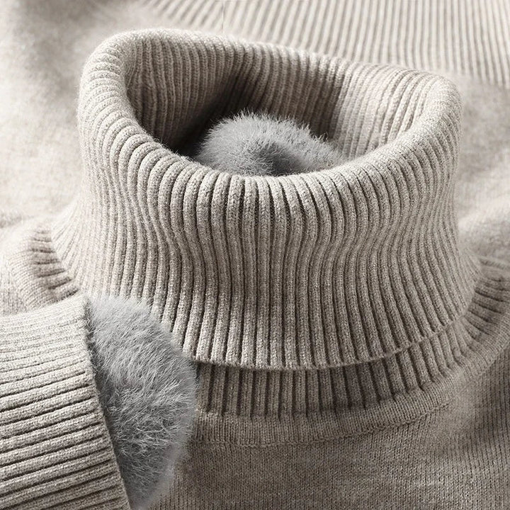 Caldo maglione dolcevita uomo slim fit, interno felpato, per un comfort invernale alla moda.