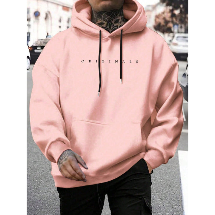 Uomo con felpa oversize e cappuccio, look streetwear rilassato. Ideale per comfort quotidiano.