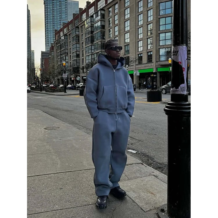 Felpa zip oversize da uomo abbinata a pantaloni ampi, ideale per un look athleisure comodo e alla moda.