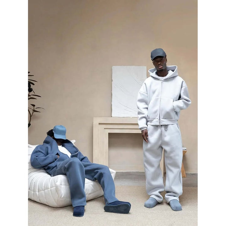 Pantaloni ampi e comodi da uomo, parte di un completo tuta oversize, perfetti per relax e stile casual.